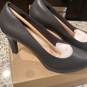 Clarks Adriel Viola Black Leather Pumps. Size 9. never worn 3.26-in. heel height